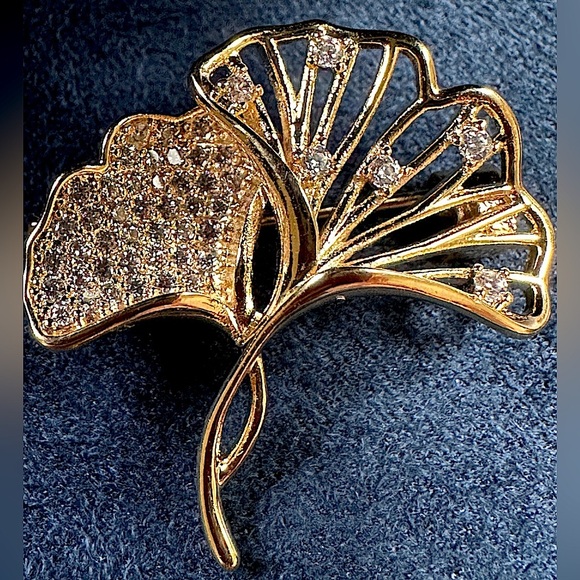 🎁🌍 Ginkgo gold tone w/crystals elegant brooch new in box . Shanghai Boutique - Picture 1 of 9
